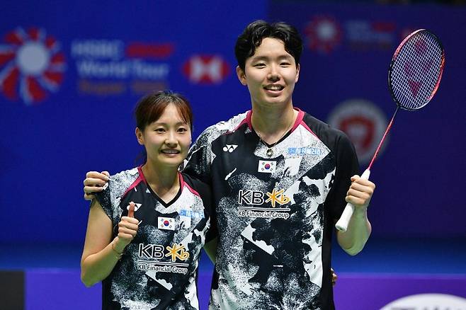 서승재-채유정(왼쪽)은 세계개인선수권에 이어 연속 금메달을 획득했다. [AFP=연합뉴스]