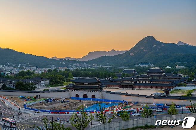 대한민국역사박물관 8층 옥상정원에서 바라본 노을(서울관광재단 제공)