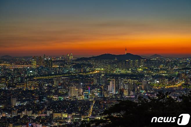 아차산해맞이전망대에서 바라본 붉은노을과 야경(서울관광재단 제공)