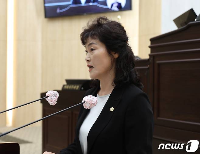 11일 열린 예산군의회 본회의 5분발언에서 심완예 의원이 옛 충남방적부지 일대의 석면피해 대책을 촉구하고 있다.(예산군의회 제공)/뉴스1