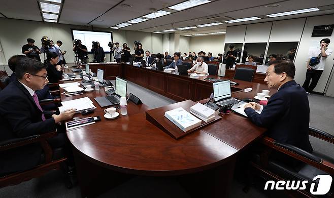 류희림 신임 방송통신심의위원장이 11일 오후 서울 양천구 방심위 회의실에서 취임 후 첫 전체회의를 주재하고 있다. 2023.9.11/뉴스1 ⓒ News1 구윤성 기자