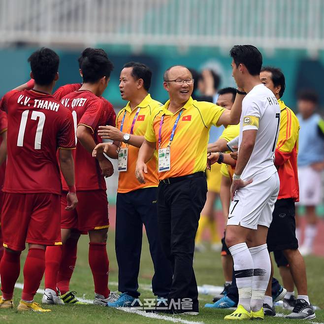 2018년 아시안게임 남자 축구 4강전 한국-베트남 경기에서 박항서 감독 옆으로 가 베트남 작전을 엿듣는 척 장난을 치는 손흥민. 사진 | 최승섭기자