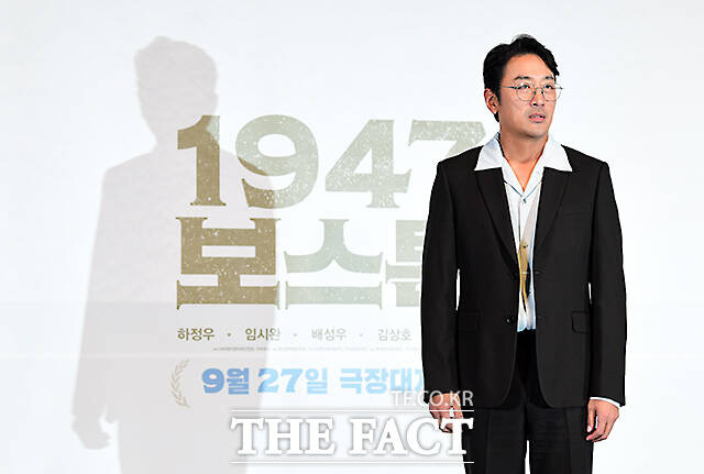 배우 하정우가 11일 오후 서울 광진구 롯데시네마 건대입구점에서 열린 영화 '1947 보스톤'언론시사회에 참석해 포토타임을 갖고 있다../임영무 기자