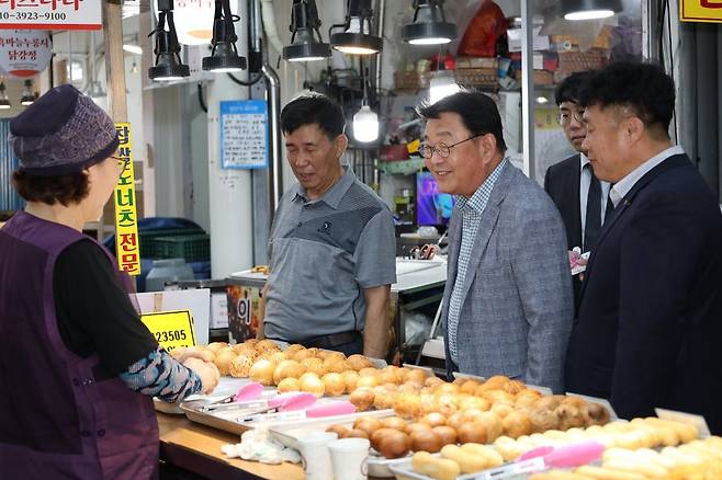 황금녘 동행축제를 앞둔 8월 대전중앙시장을 찾은 박성효 소상공인시장진흥공단 이사장(왼쪽에서 세 번째)이 상인들과 대화를 나누고 있다. 소상공인시장진흥공단 제공