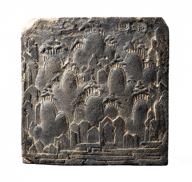 1937년 부여에서 발굴된 산수무늬 전돌(길이 29.5cm)의 일부. 연속적으로 이어진 산봉우리가 금동대향로의 산봉우리 모습과 유사하다. 국립중앙박물관 제공