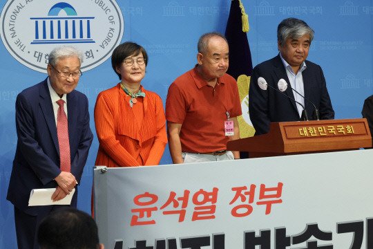 11일 국회 소통관에서 한상혁 전 방송통신위원장, 정연주 전 방통심의위원장 등이 윤석열 정부 '해직 방송 기관장' 기자회견을 하고 있다.  연합뉴스