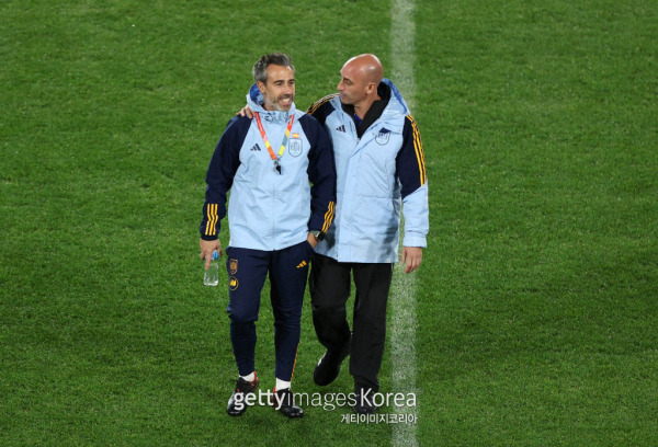 호르헤 빌다 스페인 여자축구대표팀 감독과 루이스 루비알레스 스페인축구협회장. 사진=게티이미지