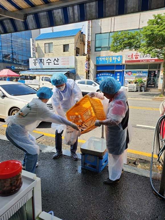 순천시가 수산물 안전검사를 위해 관내 역전시장에서 수산물을 수거하고 있다 [사진=순천시]