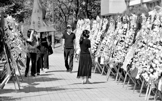 10일 오후 대전 유성구의 한 초등학교에 마련된 분향소. 며칠 전 이 학교 교사는 극단 선택을 했다. 김성태 기자