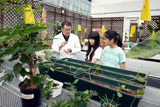 주재천(맨 왼쪽) 팀장이 소중 학생기자단에게 반려식물병원이 식물을 치료하고 돌보는 방법을 설명했다.