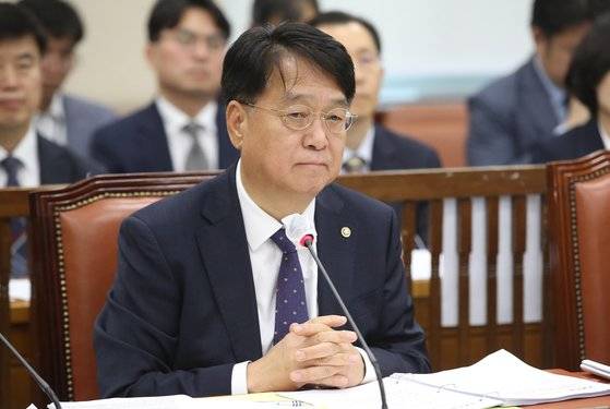 지난 5월 자녀 특혜채용 의혹으로 사퇴한 송봉섭 중앙선거관리위원회 사무차장의 모습. 사진은 5월 16일 국회에서 열린 행정안전위원회 전체회의에서 의원들의 질의를 듣고있던 모습. 뉴스1