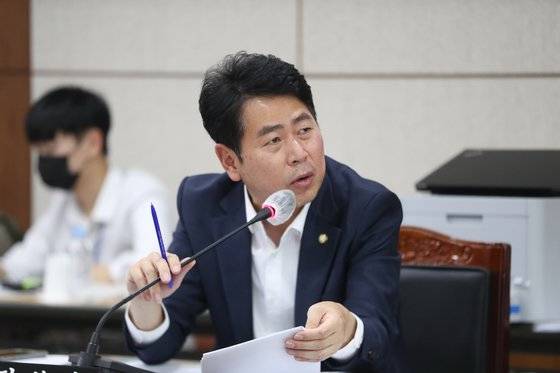 지난 10월 국정감사에서 질의하던 국민의힘 전봉민 의원의 모습. 연합뉴스