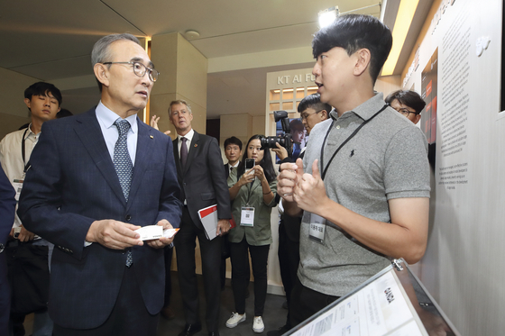 KT CEO Kim Young-shub speaks to AI startup Qanda CEO Lee Yong-jae at the Mobile 360 Asia Pacific conference in Jung District, central Seoul, on Thursday. KT announced on Sunday that it formed strategic partnerships with Upstage and Qanda, investing a total of 20 billion won. [KT]