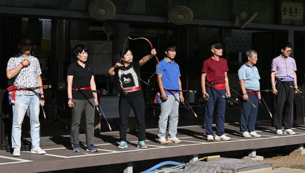 지난 7일 경기도 안양시 안양정 국궁장에서 궁사들이 사대에 일렬로 선 채 활시위를 당기고 있다. 국궁은 과격하지 않아 남녀노소 누구나 쉽게 접할 수 있고, 장소나 시간 제약이 적은 데다 단체종목과 달리 짝이 없어도 혼자 운동할 수 있다는 장점을 가지고 있다. 안양=권현구 기자