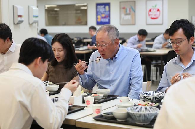 류진 전경련 회장이 11일 전경련회관 구내식당에서 수산물로 구성된 메뉴로 임직원들과 아침식사를 하고 있다.