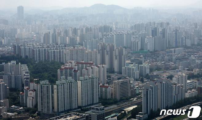 (서울=뉴스1) 박세연 기자 =사진은 이날 서울 여의도 63스퀘어 전망대에서 바라본 아파트단지 모습. 2023.7.19/뉴스1  Copyright (C) 뉴스1. All rights reserved. 무단 전재 및 재배포 금지.