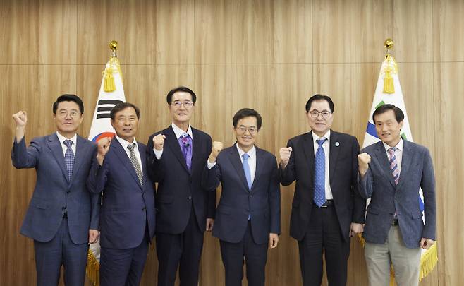 김동연 지사는 11일 경기도청에서 신우철 완도군수, 박우량 신안군수, 김차진 해남부군수, 우홍섭 진도부군수 등과 만나 이런 내용을 담은 지역특산물 소비 활성화 방안에 대해 의견을 나눴다. / 사진제공=경기도