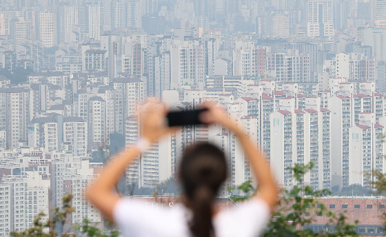 11일 부동산 정보제공 업체 '부동산R114'에 따르면 지난달 수도권 아파트 전셋값이 일제히 상승 전환했다. 서울의 경우 가을 이사수요로 가격 오름세가 이어질 전망이다. 지난 5월 이후 아파트 매매가 반등지역이 늘어남에 따라 전셋값 동반 상승의 동력이 된 것으로 보이며 대출 규제완화 등을 통해 역전세 리스크가 줄면서 임차·임대 수요심리가 개선된 점도 가격상승에 유효한 영향을 끼쳤다는 분석이다. /사진=뉴스1