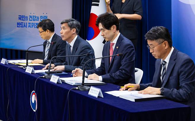 박구연(왼쪽 두 번째) 국무조정실 1차장이 11일 서울 종로구 정부서울청사에서 열린 후쿠시마 원전 오염수 방류 관련 정부 일일 브리핑에 참석해 오염수 방류 현황을 설명하고 있다. [연합]