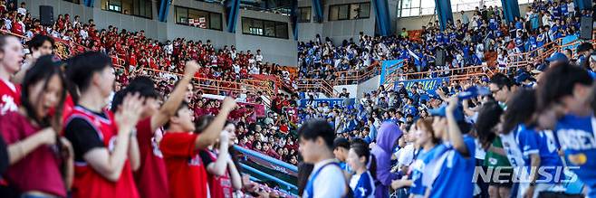 [서울=뉴시스] 정병혁 기자 = 8일 서울 양천구 목동야구장에서 열린 2023 정기 고연전 야구경기에서 연세대학교, 고려대학교 학생들이 응원전을 펼치고 있다. 고려대와 연세대는 매년 스포츠 교류행사인 고연전을 번갈아 주최하며 연세대가 주최시 고연전, 고려대가 주최시 연고전으로 표기한다. 2023.09.08. jhope@newsis.com