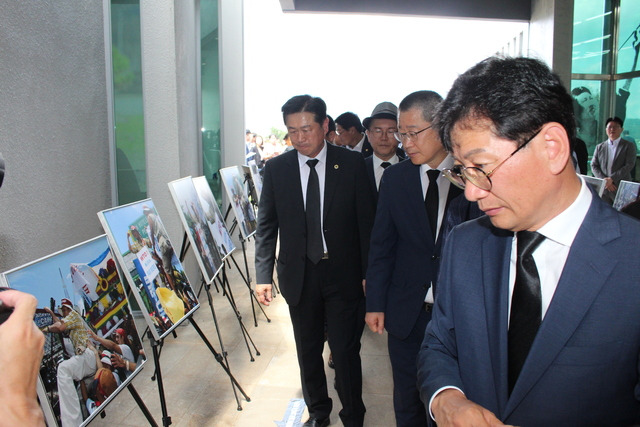 11일 전북 장수에서 열린 이경해열사 20주년 추모식에 최훈식 장수군수(맨 오른쪽부터), 안호영 더불어민주당 의원, 이학구 한국후계농업경영인중앙연합회장 등이 함께 걸으며 추모 기념 사진들을 보고 있다.