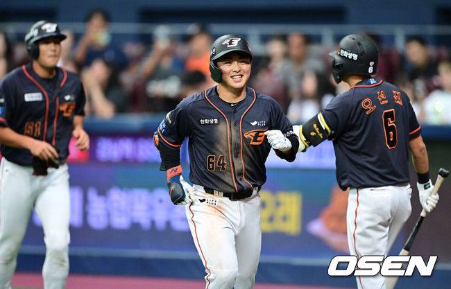 [OSEN=고척, 최규한 기자] 10일 오후 서울 고척스카이돔에서 ‘2023 신한은행 SOL KBO리그’ 키움 히어로즈와 한화 이글스의 경기가 열렸다.3회초 무사 2, 3루 상황 한화 문현빈이 역전 우월 스리런포를 날리고 홈을 밟은 뒤 오선진과 인사를 나누고 있다. 2023.09.10 / dreamer@osen.co.kr