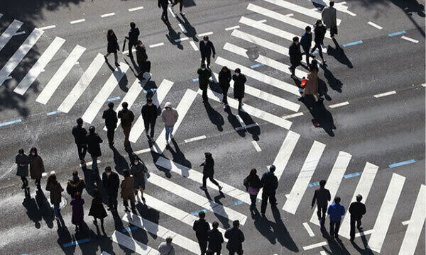 서울 종로의 한 횡단보도에서 시민들이 길을 건너고 있다. 연합뉴스