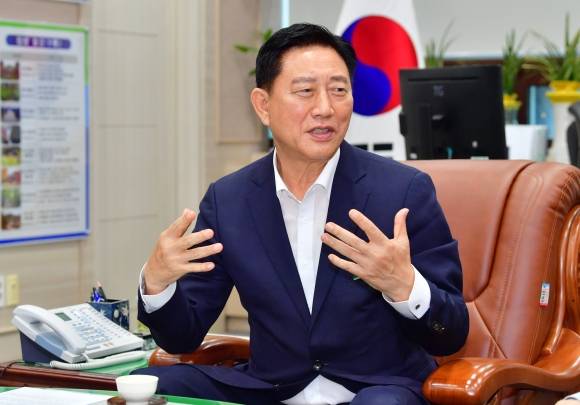 김한종 전남 장성군수가 지난 8일 군청에서 가진 서울신문과의 인터뷰에서 “희망찬 미래가 약속된 지역이 되길 바라는 군민들의 염원이 이뤄질 수 있도록 장성군민 행복시대를 실현해 나가겠다”며 포부를 밝히고 있다. 장성군 제공