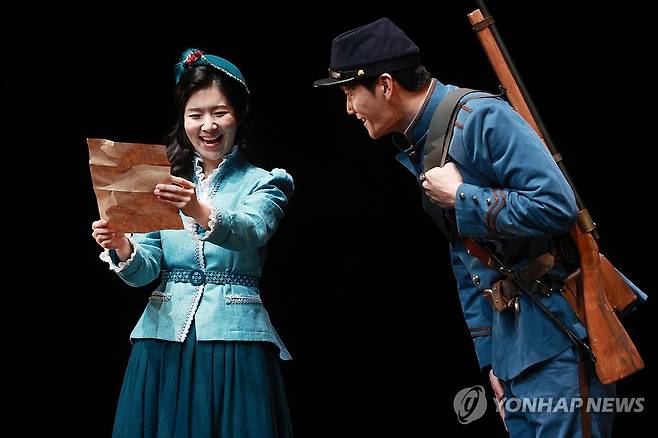 다정한 미카엘라와 돈 호세 (서울=연합뉴스) 진연수 기자 = 배우 최나라(왼쪽)와 김병희가 8일 오후 서울 종로구 세종문화회관 M씨어터에서 열린 연극 '카르멘' 프레스콜에서 주요장면을 시연하고 있다. 2023.9.8 jin90@yna.co.kr