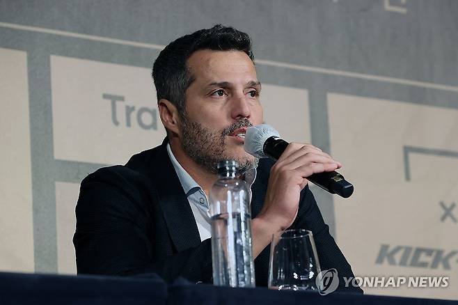 방한한 줄리우 세자르 (서울=연합뉴스) 김성민 기자 = 브라질 축구 국가대표 출신 줄리우 세자르가 11일 오후 서울 영등포구 페어몬트 호텔에서 열린 '라싱시티그룹 초청 축구 레전드 방한 기자간담회'에서 발언하고 있다. 2023.9.11 ksm7976@yna.co.kr