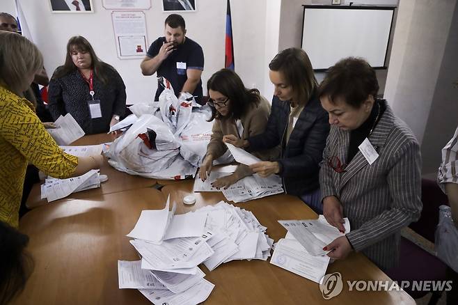 10일 도네츠크의 러시아 지방선거 후 개표 작업 [AP=연합뉴스 자료사진. 재판매 및 DB 금지]