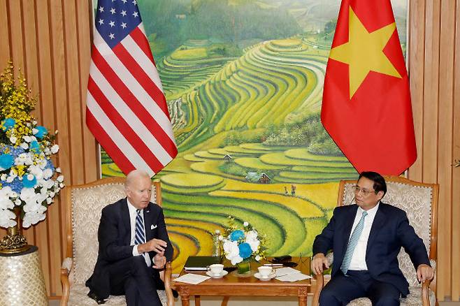 조 바이든(왼쪽) 미국 대통령이 11일(현지시간) 베트남 하노이에서 팜 민 찐 총리와 회담하고 있다. (사진=AFP)