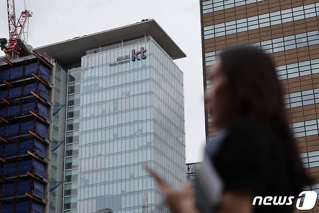 지난달 28일 서울 종로구 KT광화문빌딩 앞을 시민이 지나고 있다. 2023.8.28/뉴스1 ⓒ News1 안은나 기자