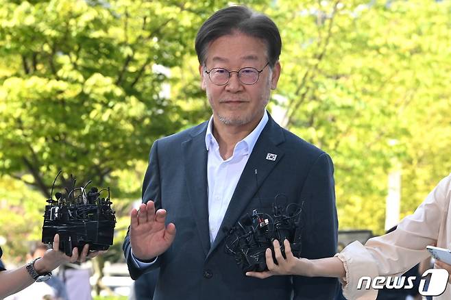 이재명 더불어민주당 대표가 쌍방울그룹 대북송금 의혹과 관련 조사를 받기 위해 12일 오후 경기 수원시 영통구 수원지방검찰청에 재출석하고 있다. 이 대표는 지난 9일 '쌍방울 대북송금' 의혹 관련 피의자 신분으로 조사를 받다가 건강상의 이유로 조사 중단을 요구해 8시간 만에 조사를 마쳤다. (공동취재) 2023.9.12/뉴스1 ⓒ News1 김영운 기자