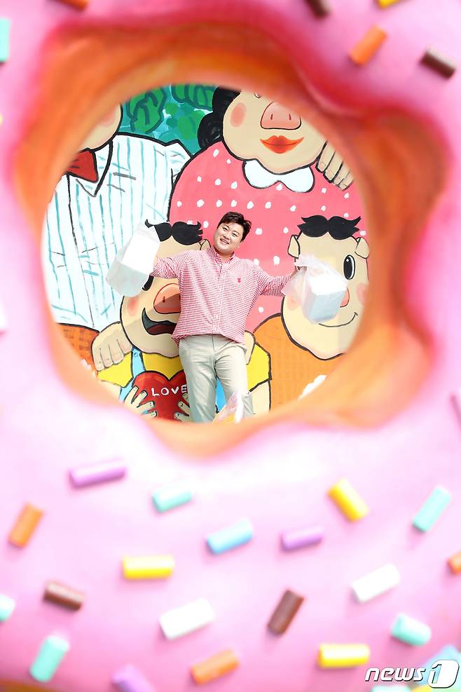 ‘트바로티’ 김호중이 12일 인천 연수구 피그존도넛에서 열린 TV CHOSUN 예능프로그램 ‘명곡제작소-주문 즉시 만들어 드립니다’(이하 ‘명곡제작소’) 녹화에서 MC 김준현과 안성훈, 알고보니 혼수상태를 위해 도넛을 구입한 뒤 매장을 나서고 있다. ' ⓒ News1 권현진 기자