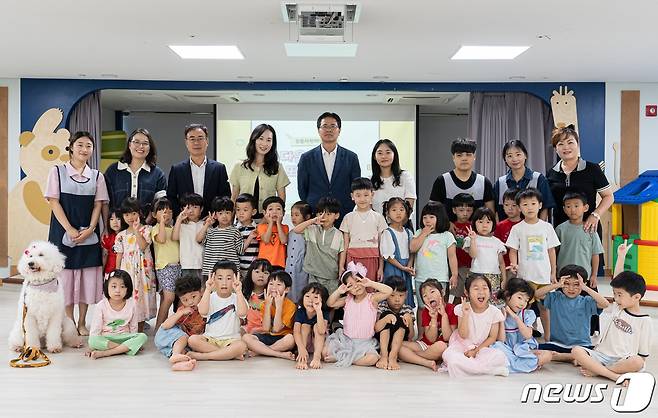 농림축산식품부는 12일 정부세종청사 내 어린이집에서 '동물사랑배움학교'를 진행했다. ⓒ 뉴스1