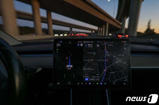 테슬라의 운전자 주행 보조 기능인 FSD 기능을 사용하는 모습. ⓒ 로이터=뉴스1 ⓒ News1 이형진 기자