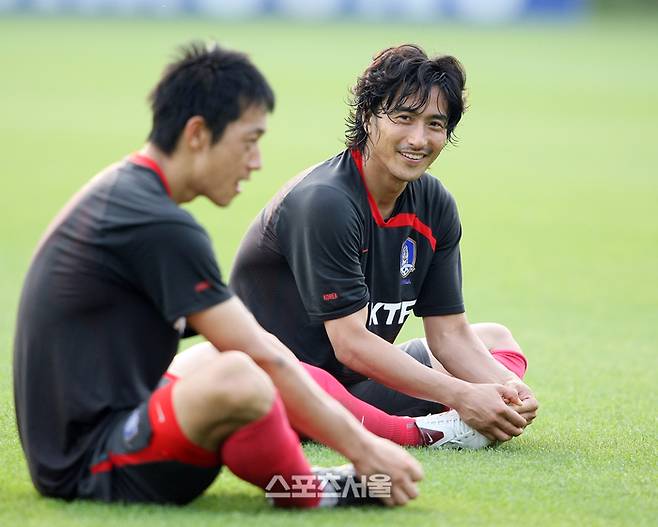 2008년 6월 안정환(오른쪽)이 훈련후 스트레칭을 하며 김남일과 이야기를 나누고 있다. 사진ㅣ최승섭기자