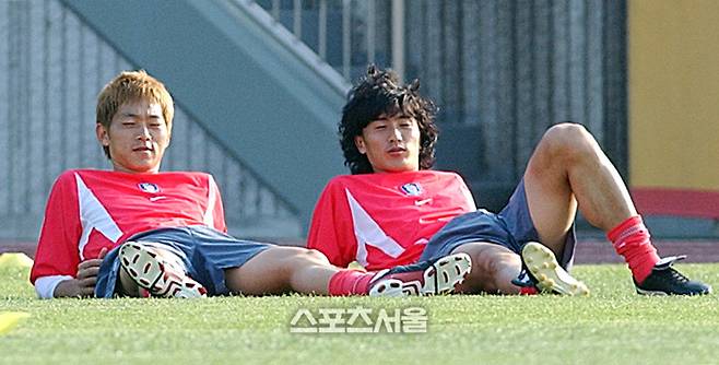 2002년 6월 우리나라 대표팀의 월드컵 16강 진출이 확정된 가운데  훈련 도중 휴식을 취하는 김남일과 안정환. 스포츠서울DB