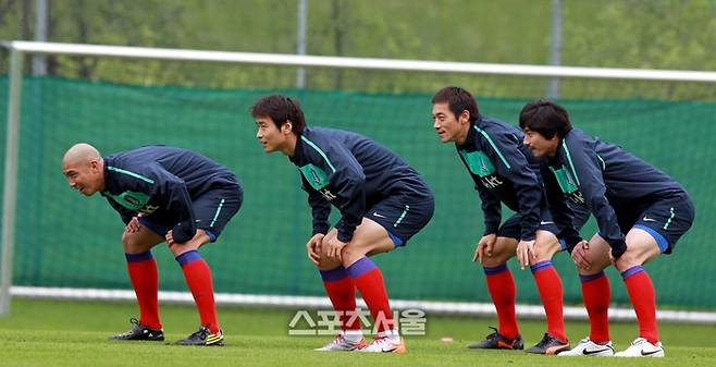 2010년 6월 (왼쪽부터)차두리, 이동국, 김남일, 안정환이 체력 훈련 도중 신호를 기다리고 있다.  사진ㅣ최승섭기자