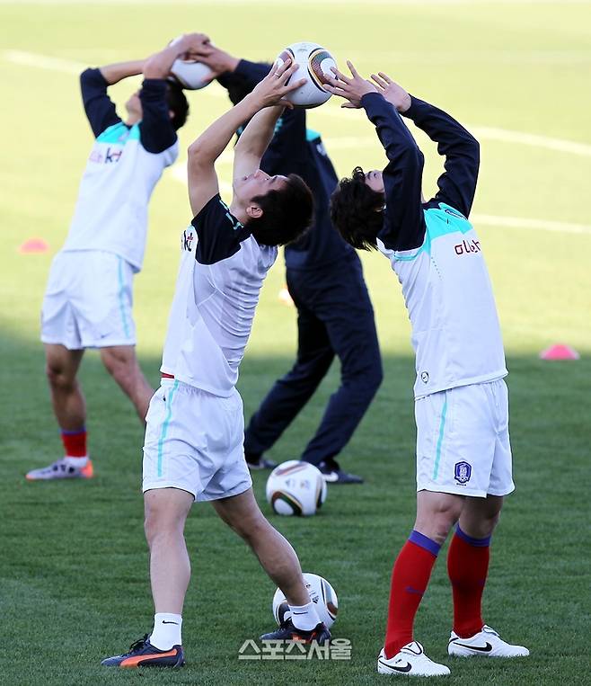 2010년 6월 남아공 루스텐버그에서 안정환(오른쪽)과 김남일이 볼을 이용한 유연성 훈련을 하고 있다. 사진ㅣ최승섭기자