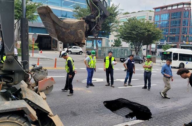 서울 강남구 봉은사로 땅꺼짐 사고. [이미지출처=연합뉴스]