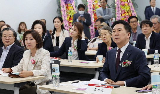 국민의힘 김기현 대표와 나경원 전 의원이 12일 오후 서울 중구 한국관광공사에서 열린 사단법인 문화자유행동 창립기념 심포지엄 및 창립총회에 참석하고 있다. 사진=연합뉴스