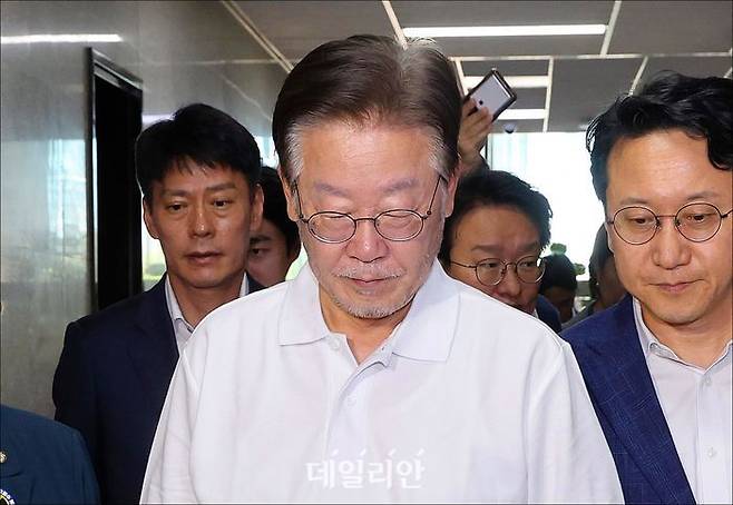 단식 12일차를 맞이한 이재명 더불어민주당 대표가 11일 오전 국회본청 앞 단식투쟁천막으로 이동하고 있다. ⓒ데일리안 홍금표 기자