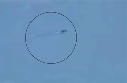 백두산 천지에서 촬영된 미확인 물체가 유영하는 모습. 출처=리치신문 캡처, 연합뉴스