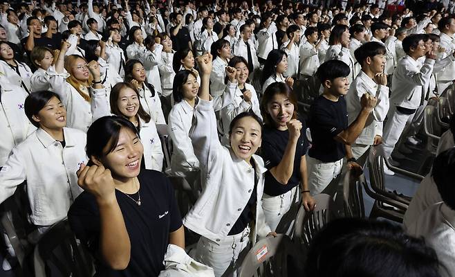 항저우아시안게임 대한민국 선수단이 12일 서울 송파구 올림픽공원 올림픽홀에서 열린 선수단 결단식에서 파이팅을 외치며 기념 촬영을 하고 있다. 연합뉴스