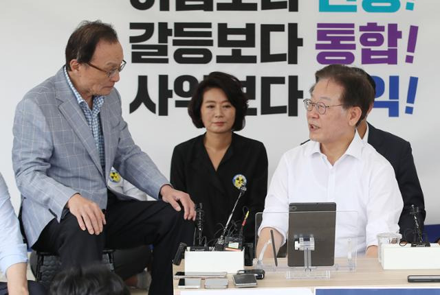 4일 이해찬(왼쪽) 더불어민주당 상임고문이 서울 여의도 국회 본청 앞 단식투쟁 천막을 찾아 이재명(오른쪽) 대표와 이야기를 나누고 있다. 뉴스1