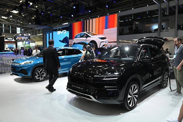 IAA 모빌리티 2023에 전시된 BYD 아토 3와 씰U