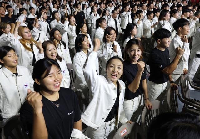 12일 서울 송파구 올림픽공원 올림픽홀에서 열린 2022 항저우 아시안게임 국가대표 선수단 결단식에서 선수들이 선전을 다짐하며 기념촬영을 하고 있다. 한국은 금메달 최대 50개 획득, 종합 3위를 목표로 내걸었다. 연합뉴스