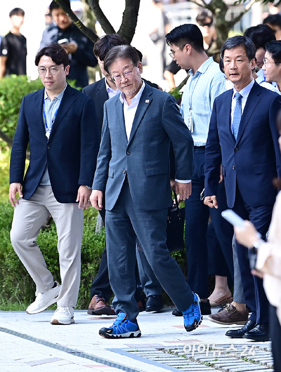 이재명 더불어민주당 대표가 쌍방울그룹 대북송금 의혹 관련 조사를 받기 위해 12일 오후 경기 수원시 영통구 수원지방검찰청에 출석하고 있다. [사진=곽영래 기자]